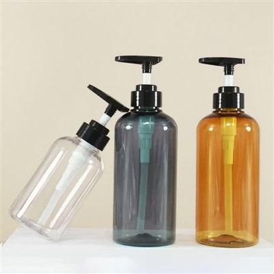 Champú de plástico y botellas de acondicionador